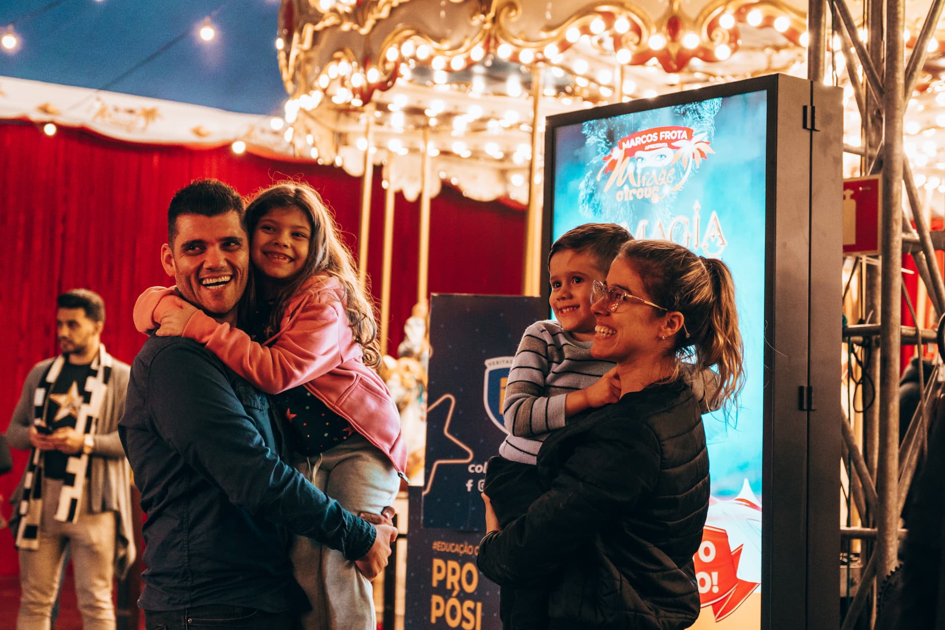 Apresentação mágica no palco principal do Mirage Circus