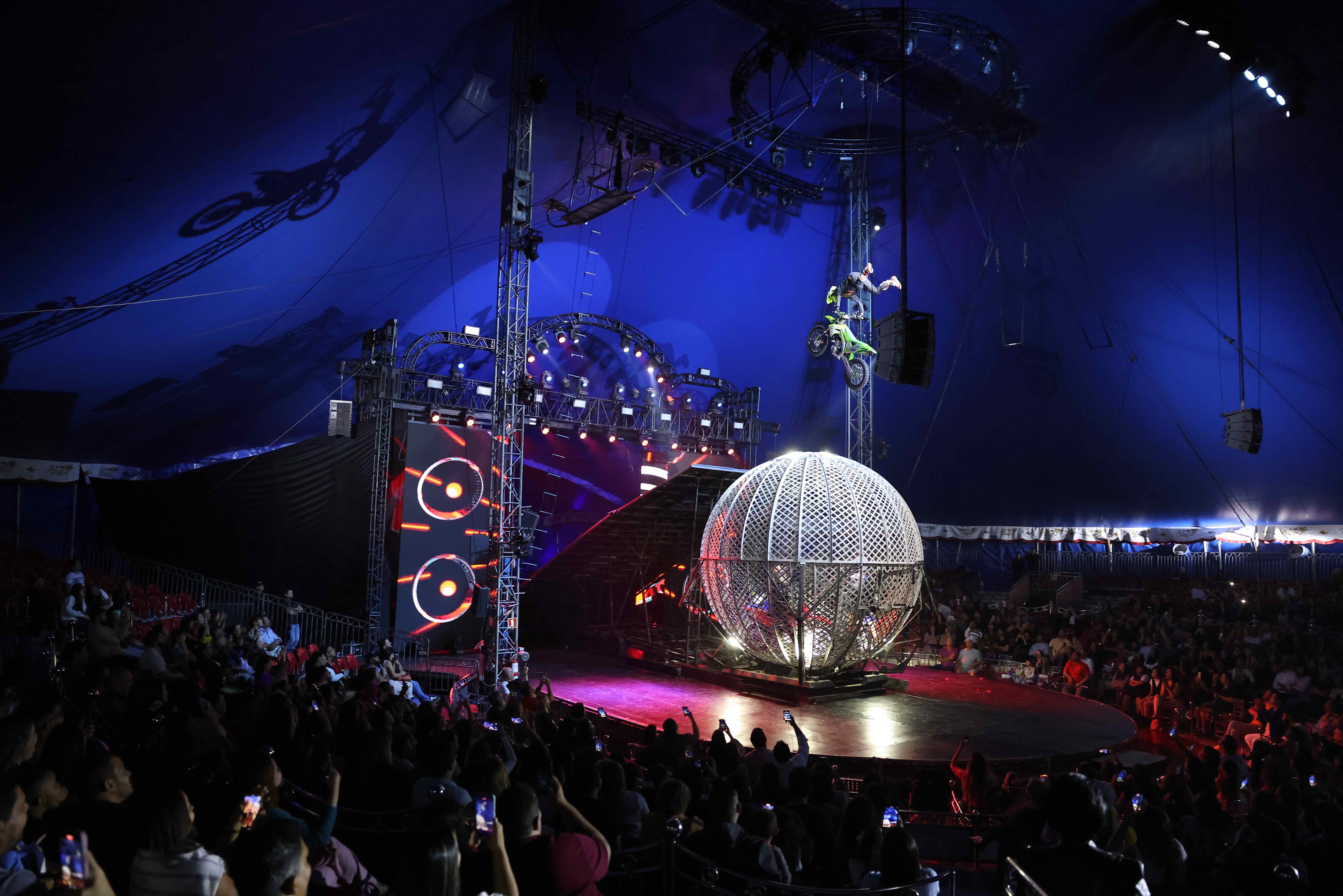 Globo da Morte e acrobacias motorizadas