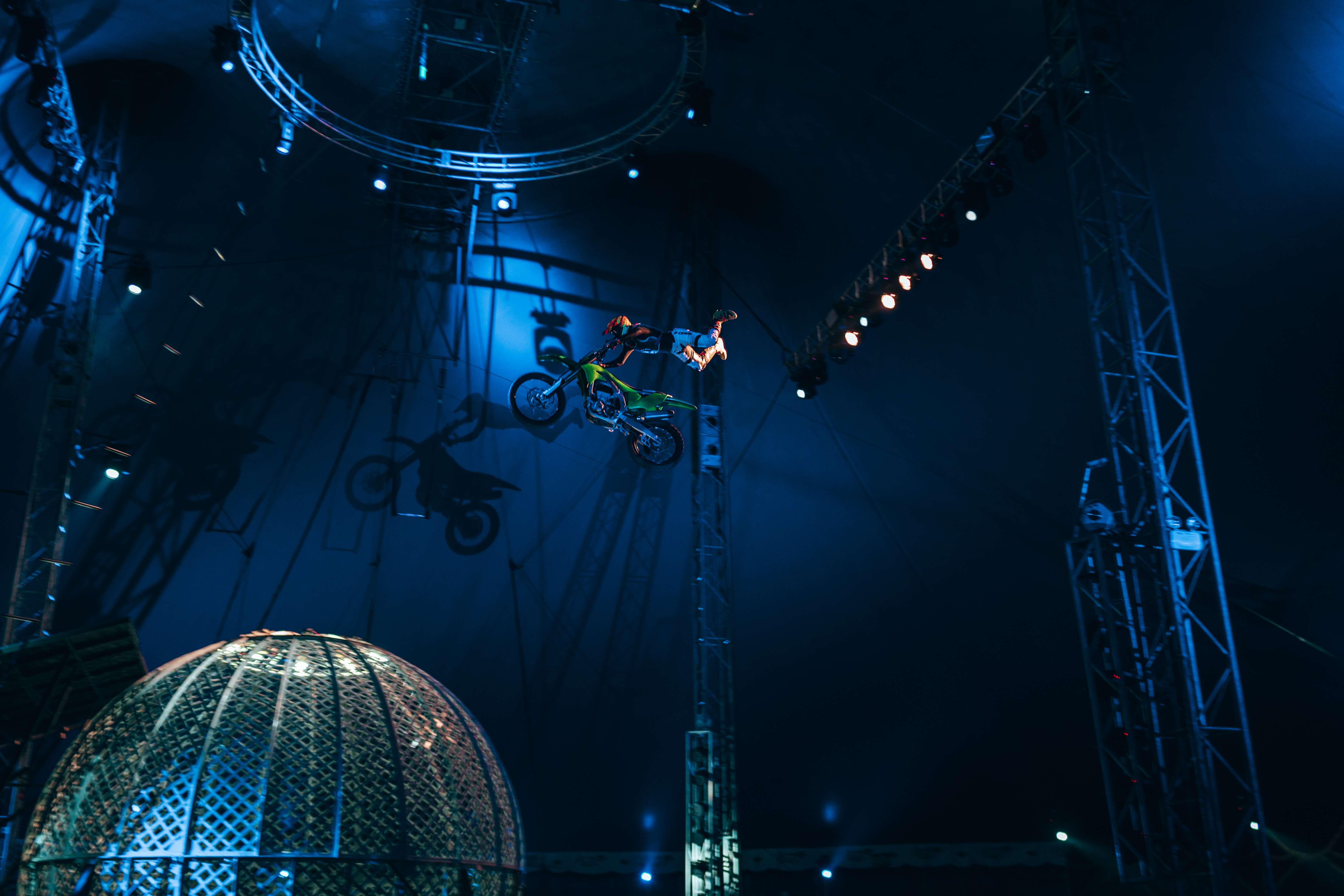 Motociclista voando pela arena