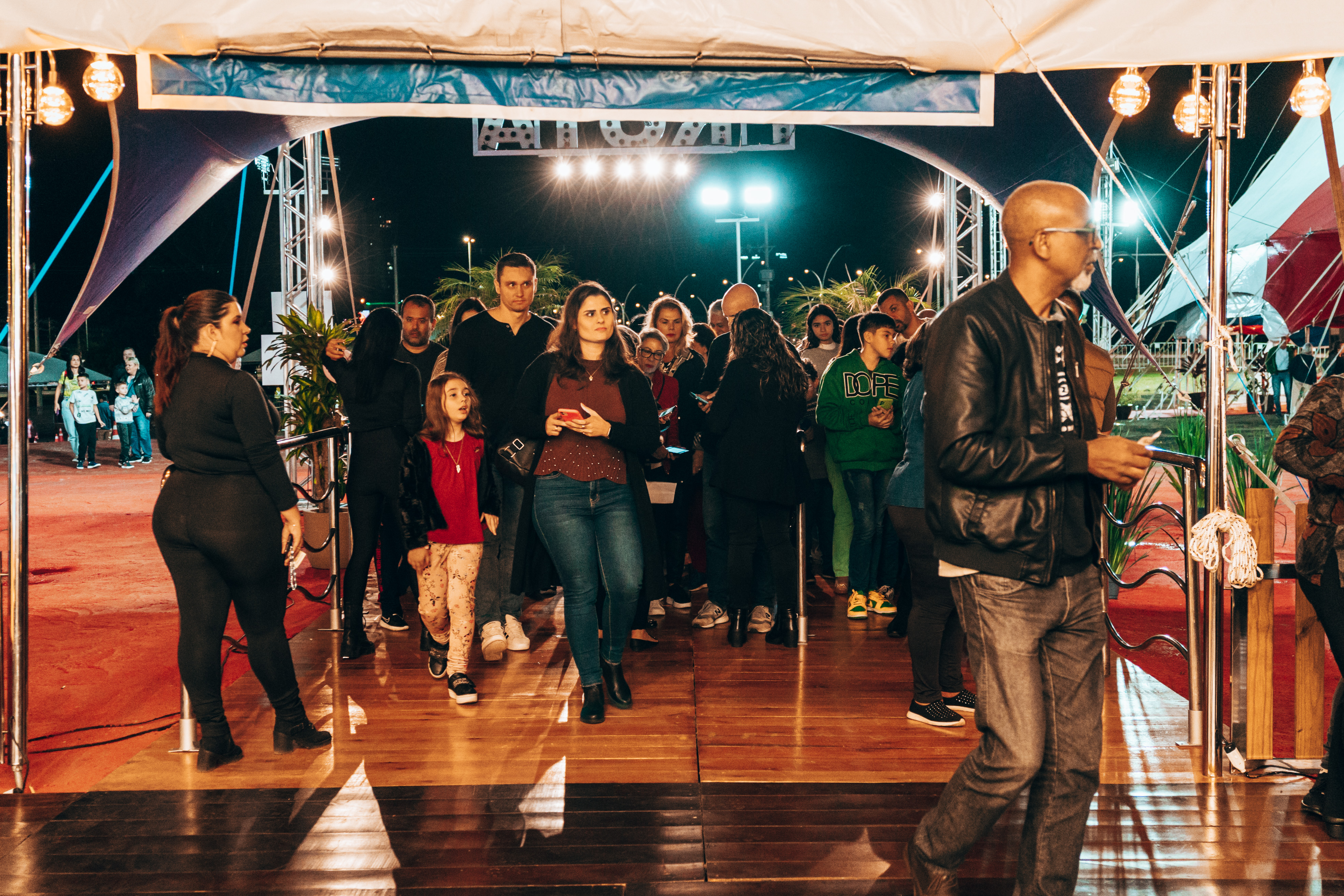 Palhaço interagindo com a plateia