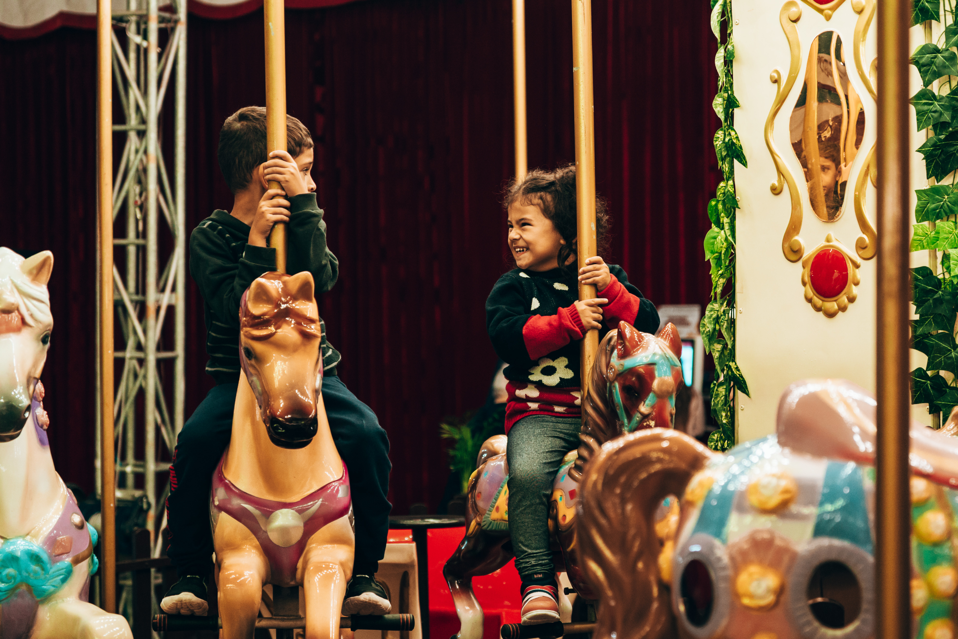 Crianças brincando no carrossel do circo